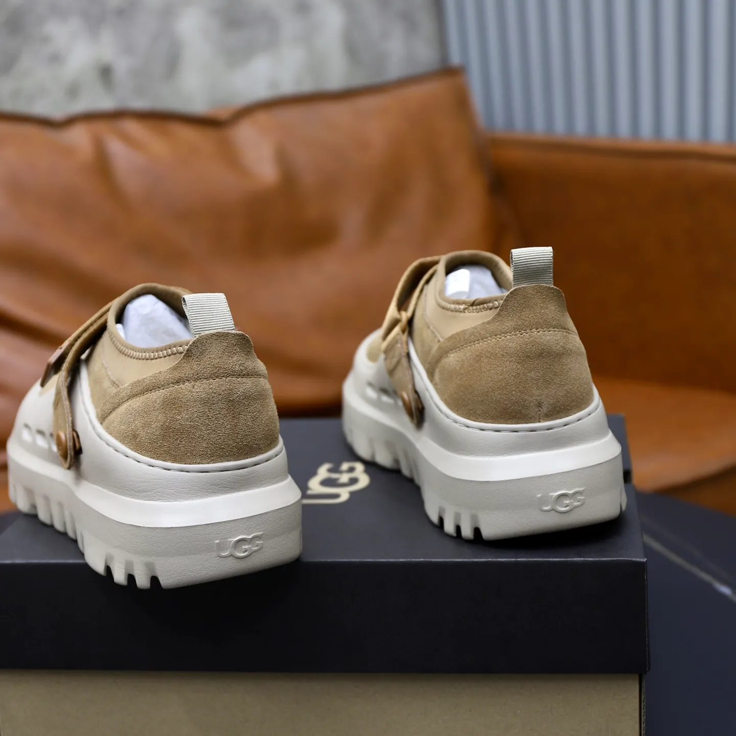 Ex-factory price: 580 for couples👫💰Thick wool imported from Australia Brand: UGG genuine purchasing agent Size: 35-45 (45 customized) Grade: Official website 1:1 Material: First layer of genuine leather waterproof and antifreeze upper Real wool lining Original non-slip and wear-resistant outsole Style category: Men's casual shoes Trendy style Comfortable on the feet Color: Official website color synchronization